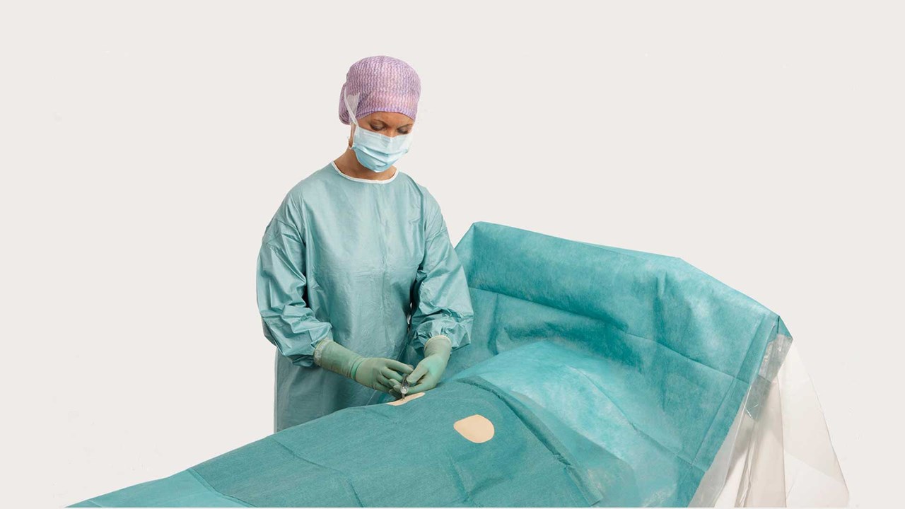 um cirurgião a usar campos de angiografia BARRIER para uma operação