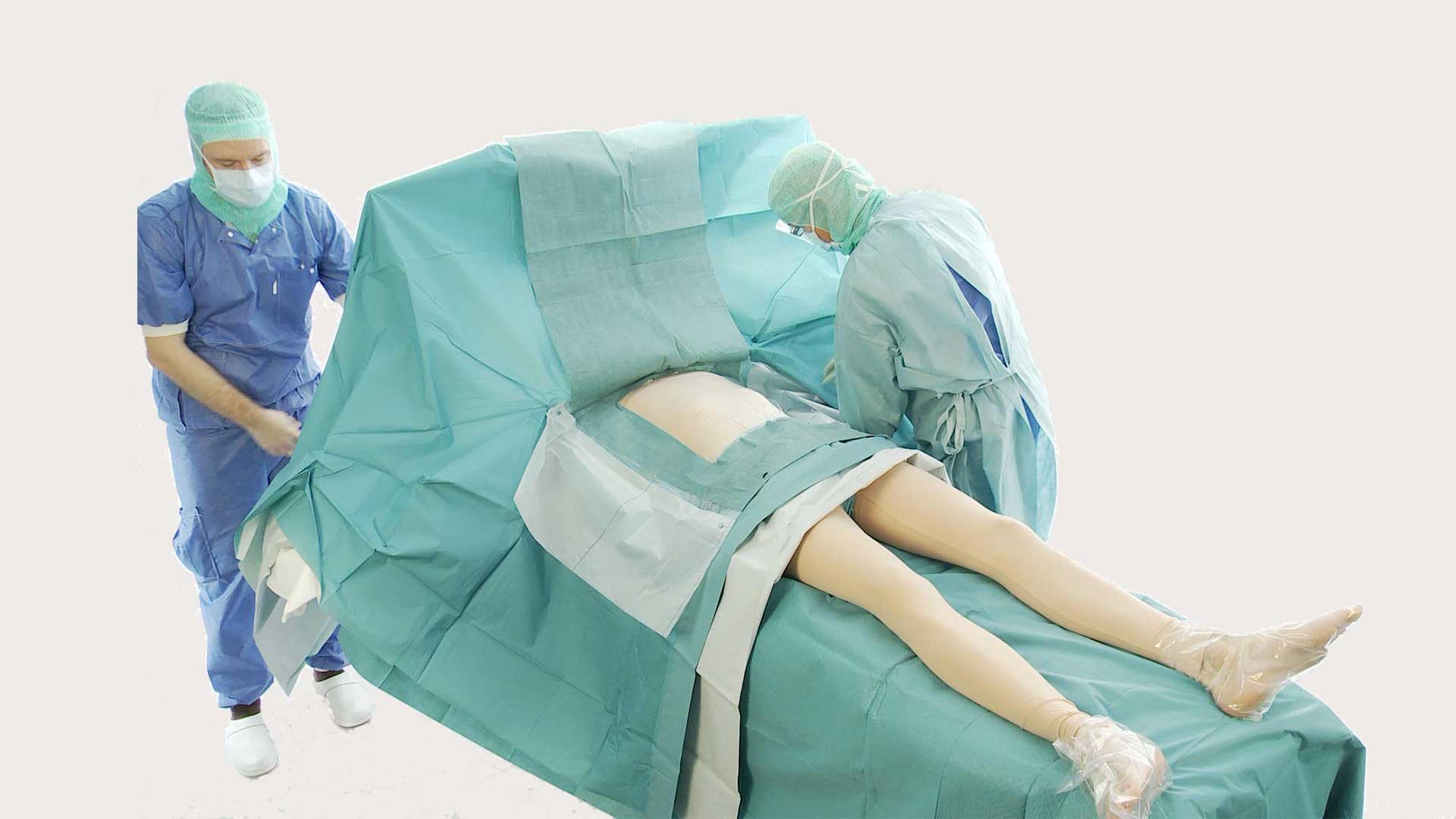 um cirurgião a cobrir um paciente com o campo cirúrgico cardiovascular BARRIER