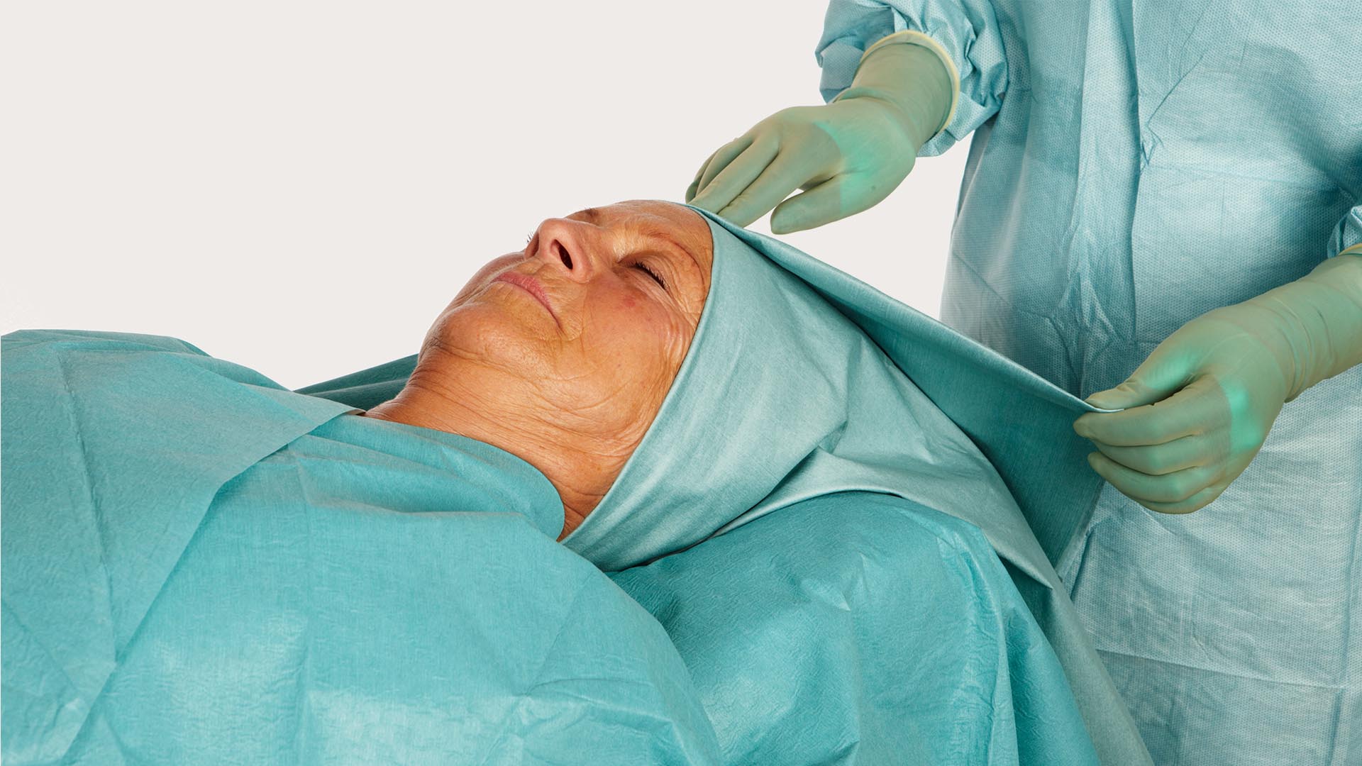cabeça de uma paciente com campo cirúrgico de otorrinolaringologia BARRIER colocado