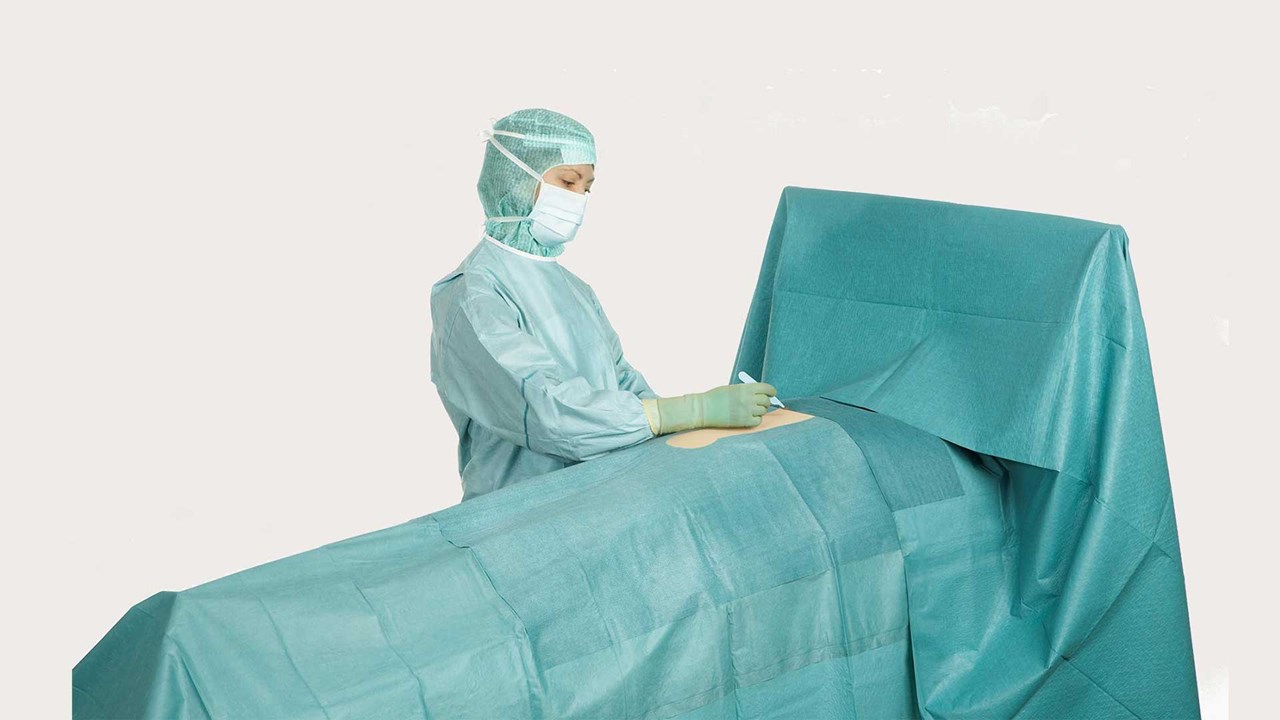 um cirurgião a usar campos BARRIER para cirurgia abdominal geral durante uma operação