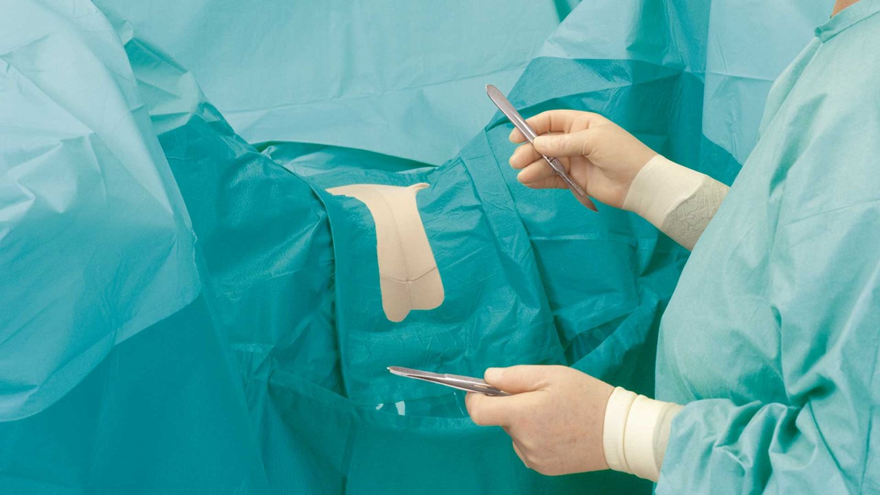 um cirurgião a usar campos ginecológicos BARRIER durante uma operação