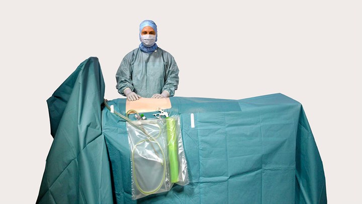 um cirurgião a usar campos de laparoscopia BARRIER