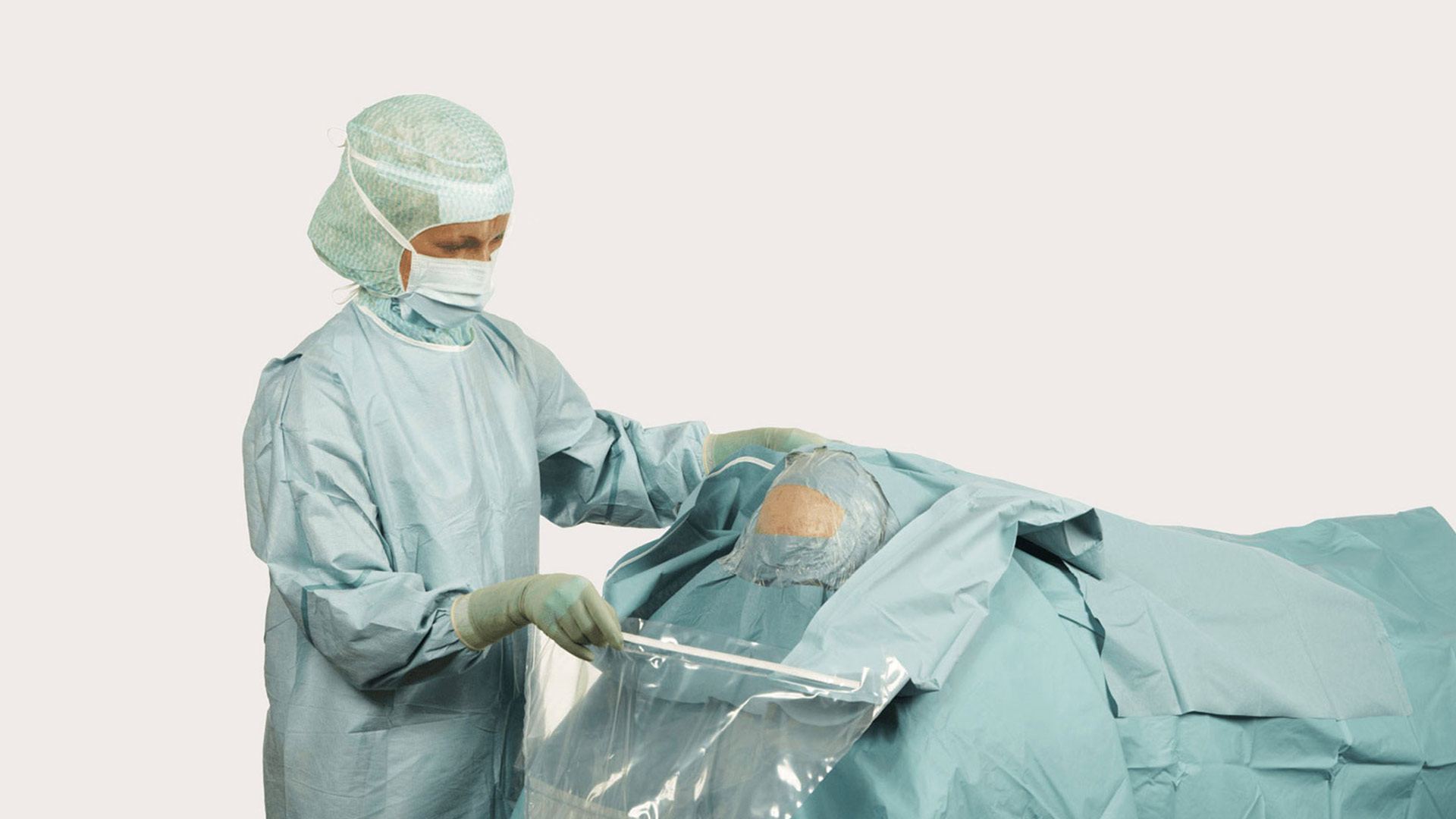 uma cirurgiã a utilizar um campo de neurocirurgia BARRIER