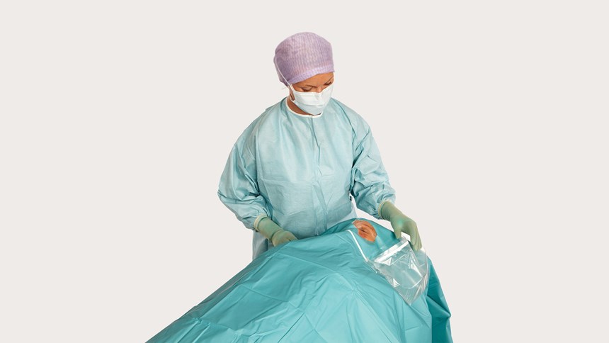 uma cirurgiã a utilizar campos oftálmicos BARRIER usados num paciente