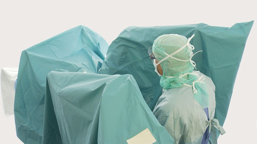 um campo cirúrgico BARRIER para Urologia em uso durante uma cirurgia