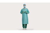 um médico a usar uma bata cirúrgica BARRIER® Classic
