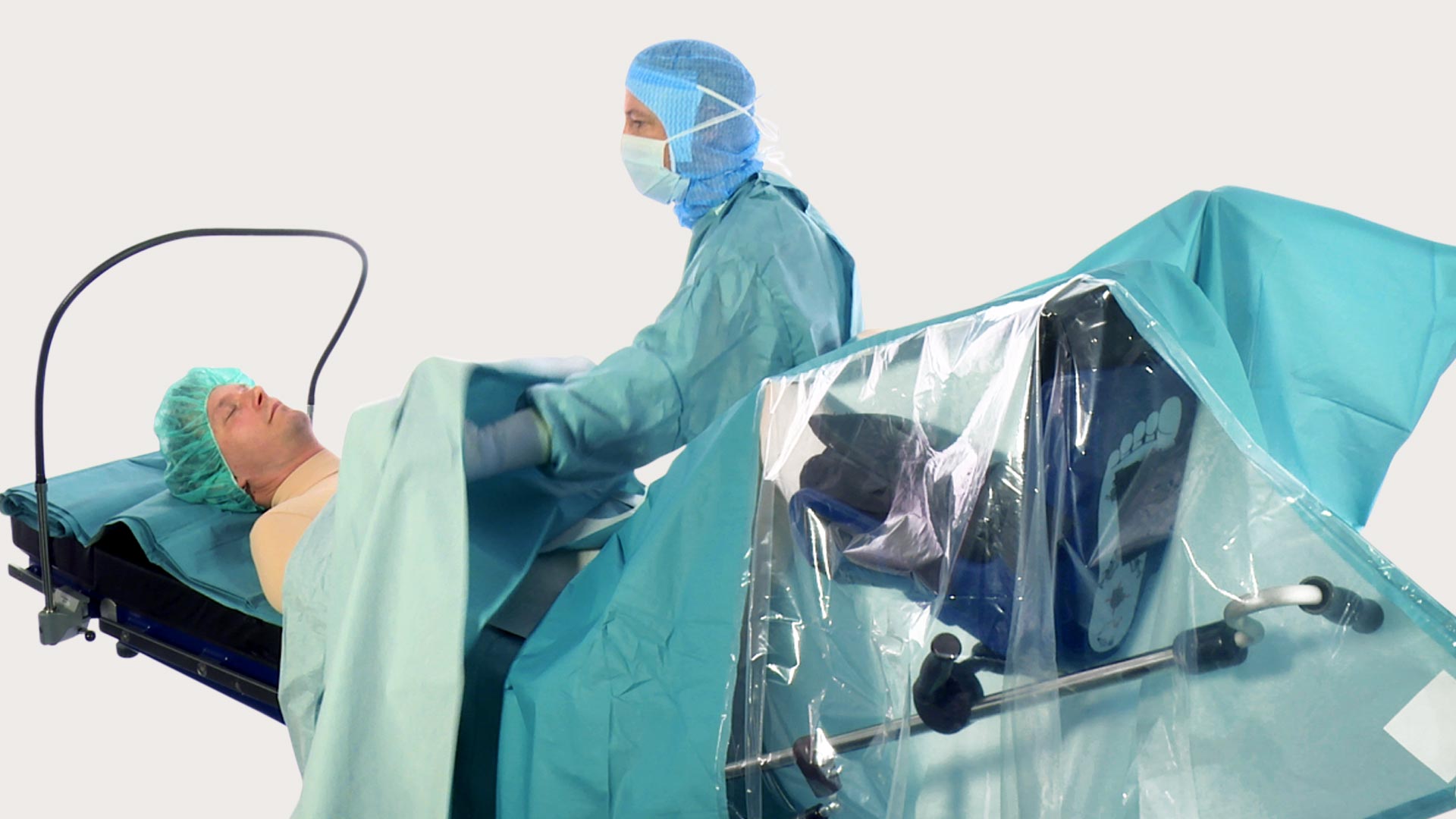 Profissionais de saúde a colocar campo para um procedimento cirúrgico usando campos BARRIER.