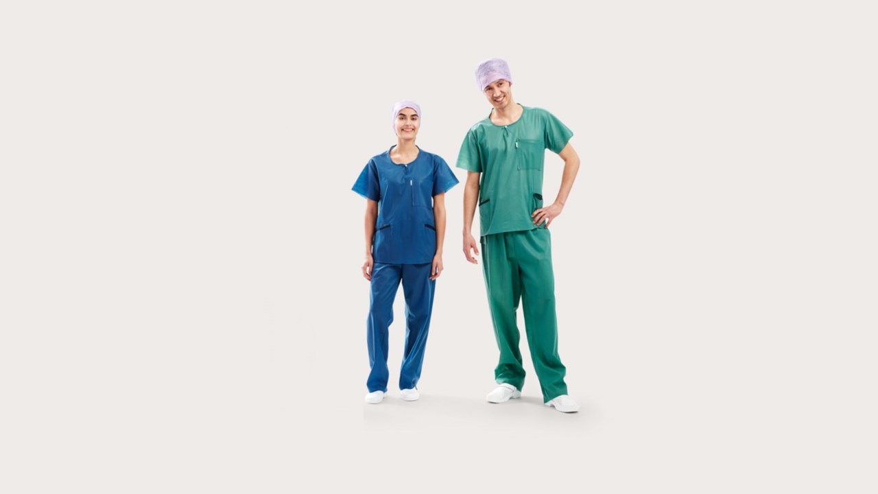 Três médicos a usar pijama cirúrgico BARRIER® Extra Comfort