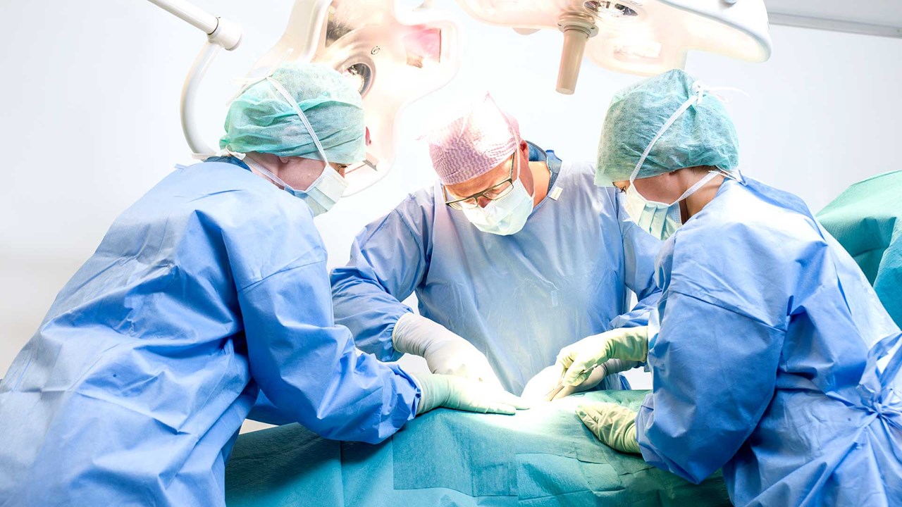 Cirurgião e enfermeiros a operar no BO
